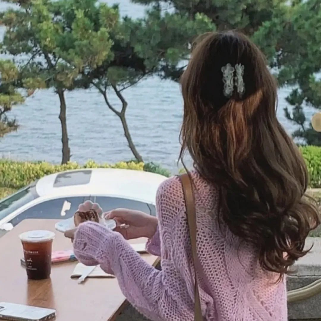 黑衣女孩